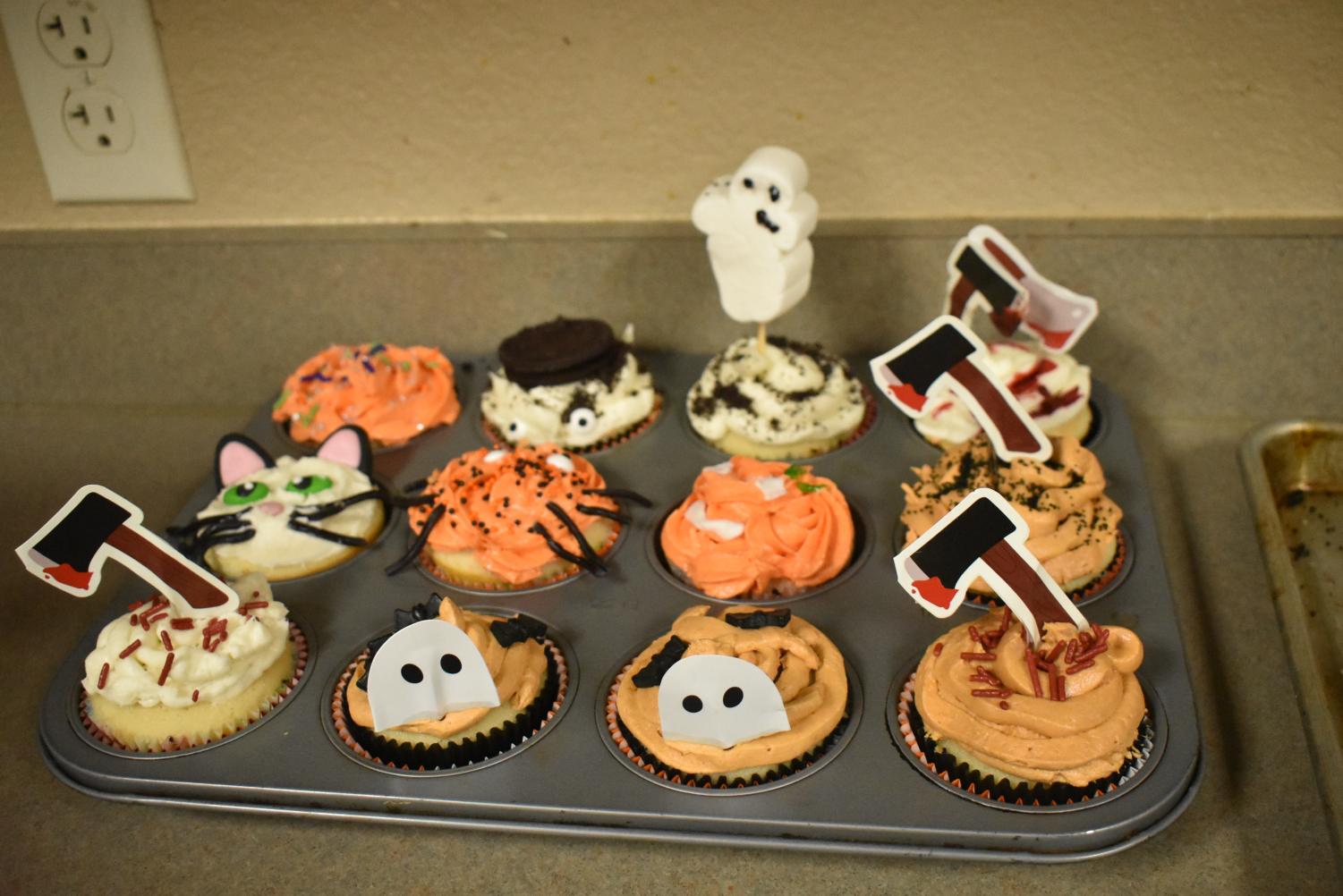 EHS Students Decorate For Cupcake Wars on 10/28/21