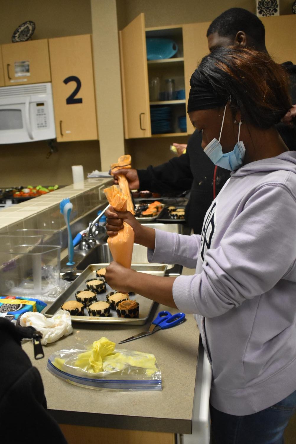 EHS Students Decorate For Cupcake Wars on 10/28/21