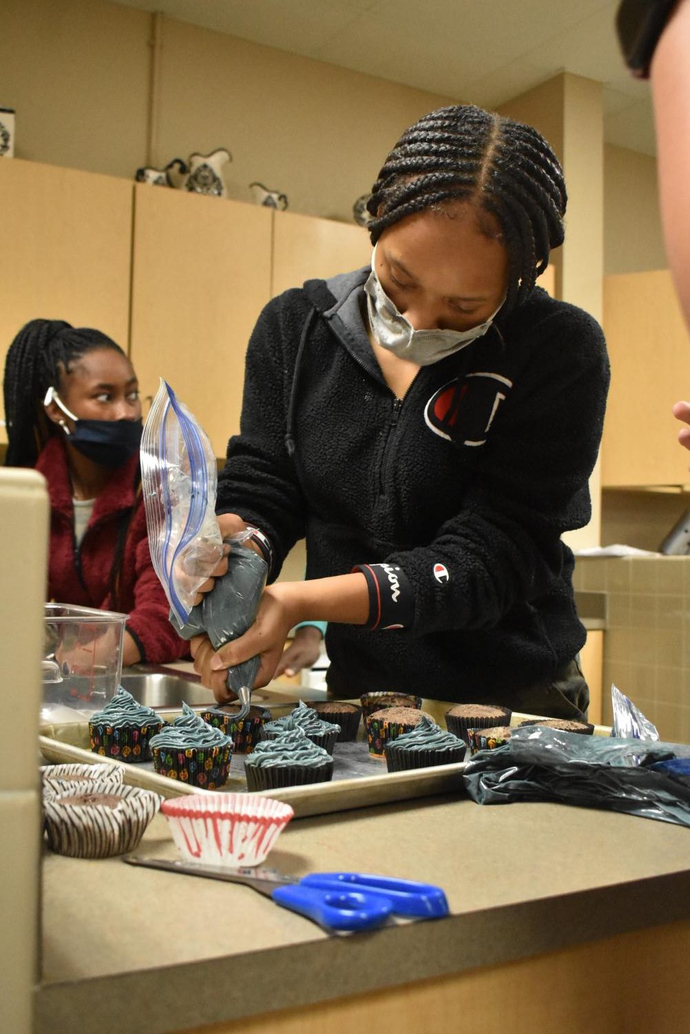 EHS Students Decorate For Cupcake Wars on 10/28/21