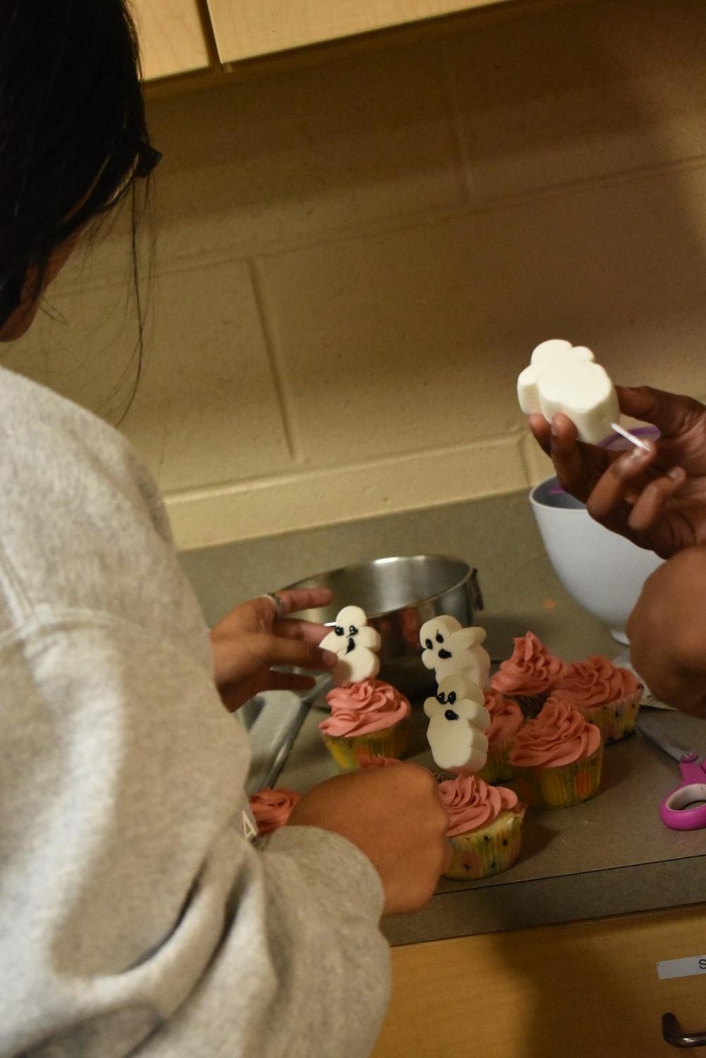 EHS Students Decorate For Cupcake Wars on 10/28/21